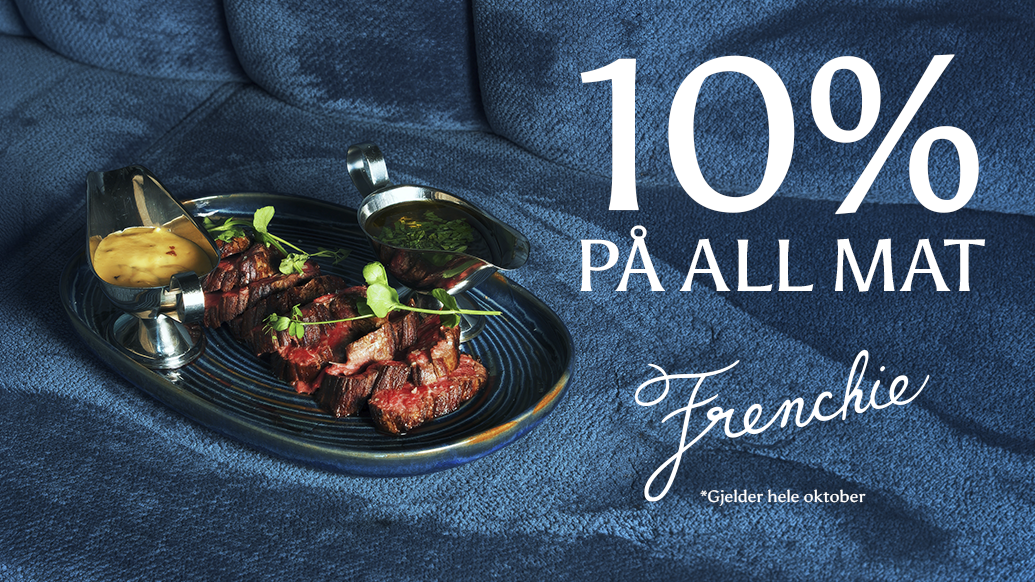 Skivet biff med to sauser på et blått fat foran en blå fløyelssofa, med teksten «10 % på all mat – Frenchie»